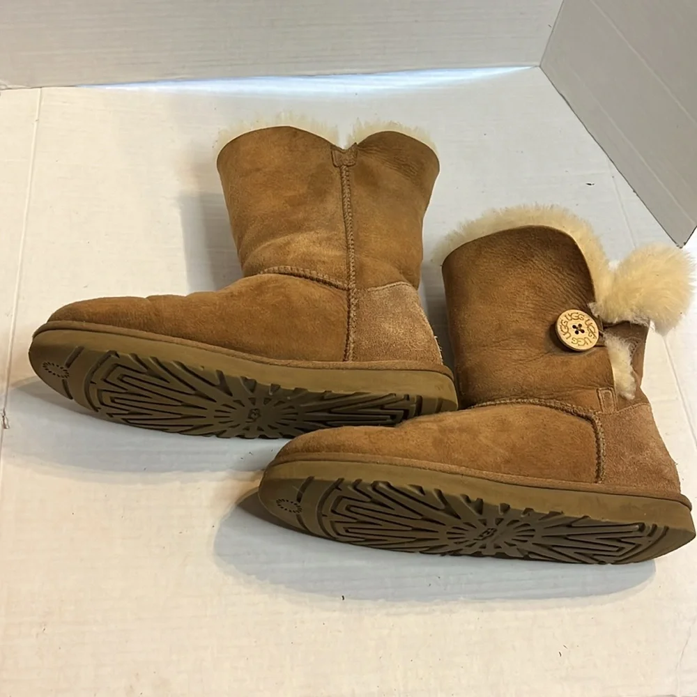 UGG Australia-8-chestnut brown classic comfy Cozy Sheepskin Boots  button detail - Picture 6 of 15